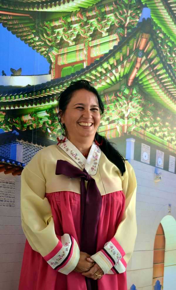 En el Pabell�n de Corea el p�blico puede vestir� con prendas cl�sicas coreanas y tomarse fotograf�as en un paisaje urbano t�pico de esa naci�n asi�tica. Foto Abel Rojas Barallobre